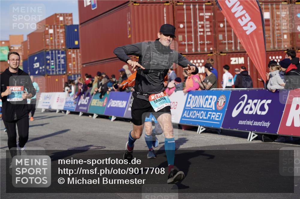 03.10.2025 - Köhlbrandbrückenlauf Michael Burmester http://msf.ph/oto/9017708 03.10.2025 10:17:11 Ziel 1031, 1283, 1573, 1794, 1807, 1835, 1850, 1956, 2089, 2974, 3281, 3557, 3765 meine-sportfotos.de