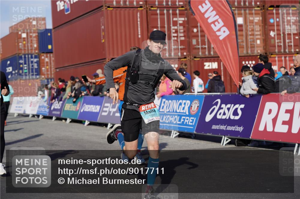 03.10.2025 - Köhlbrandbrückenlauf Michael Burmester http://msf.ph/oto/9017711 03.10.2025 10:17:11 Ziel 1031, 1283, 1573, 1794, 1807, 1835, 1850, 1956, 2089, 2974, 3281, 3557, 3765 meine-sportfotos.de