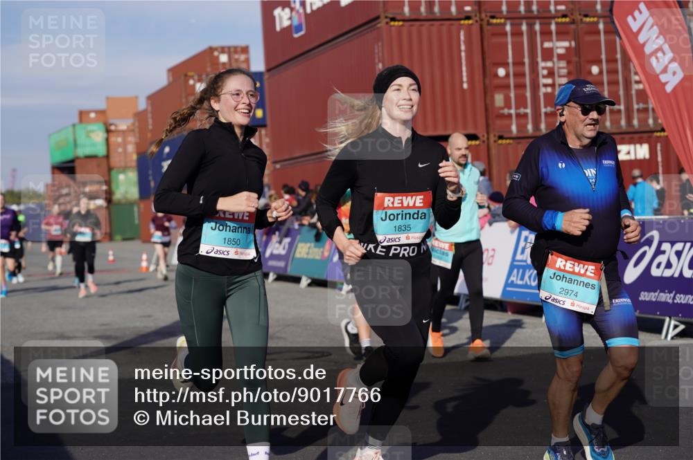 03.10.2025 - Köhlbrandbrückenlauf Michael Burmester http://msf.ph/oto/9017766 03.10.2025 10:17:16 Ziel 1283, 1481, 1573, 1794, 1835, 1850, 2242, 2269, 2789, 2974, 3191, 3252, 3557, 3642 meine-sportfotos.de