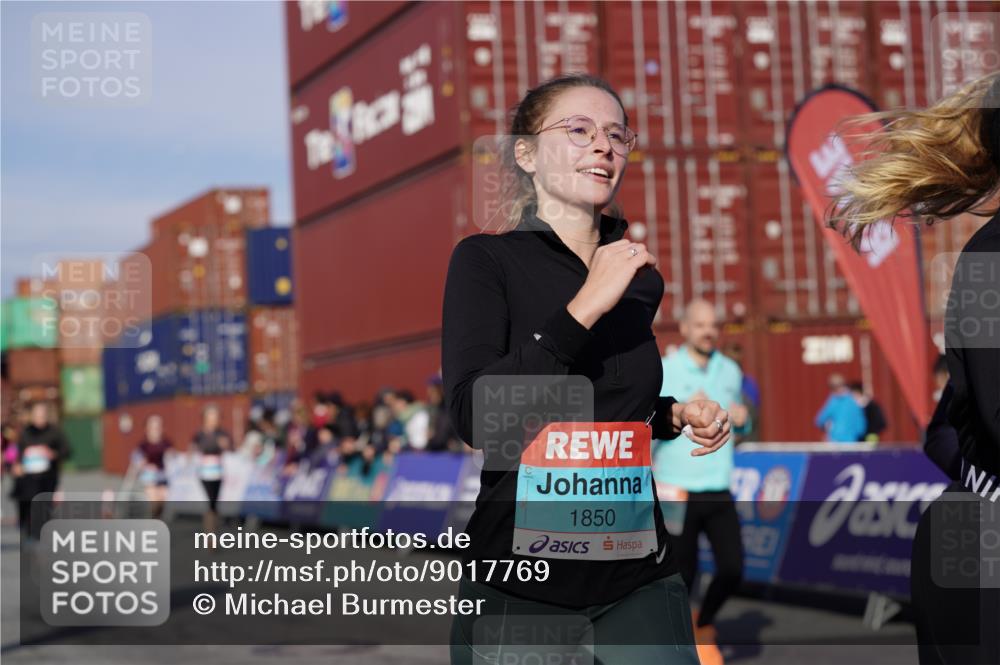 03.10.2025 - Köhlbrandbrückenlauf Michael Burmester http://msf.ph/oto/9017769 03.10.2025 10:17:16 Ziel 1283, 1481, 1573, 1794, 1835, 1850, 2242, 2269, 2789, 2974, 3191, 3252, 3557, 3642 meine-sportfotos.de