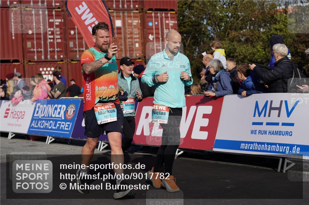 03.10.2025 - Köhlbrandbrückenlauf Michael Burmester http://msf.ph/oto/9017782 03.10.2025 10:17:17 Ziel 1283, 1481, 1573, 1794, 1835, 1850, 1883, 2242, 2269, 2789, 2974, 3191, 3252, 3265, 3642 meine-sportfotos.de