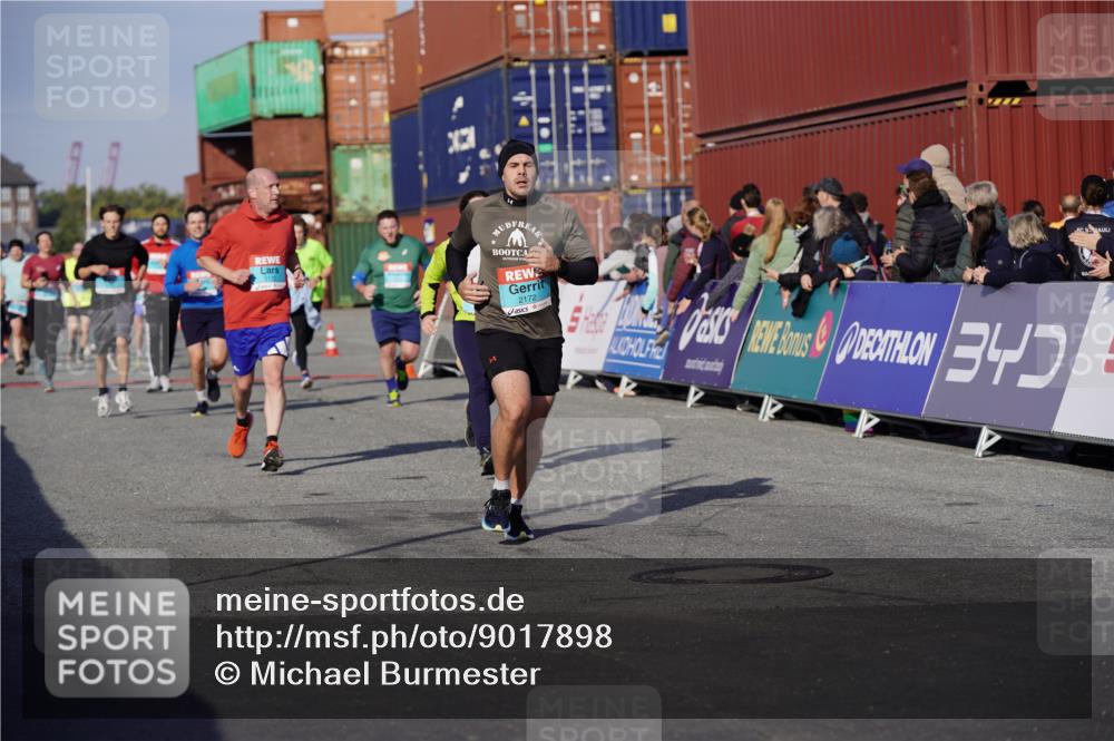 03.10.2025 - Köhlbrandbrückenlauf Michael Burmester http://msf.ph/oto/9017898 03.10.2025 10:17:29 Ziel 1213, 1647, 1792, 1883, 2172, 2577, 2765, 2768, 2770, 3172, 3216, 3265, 3647 meine-sportfotos.de