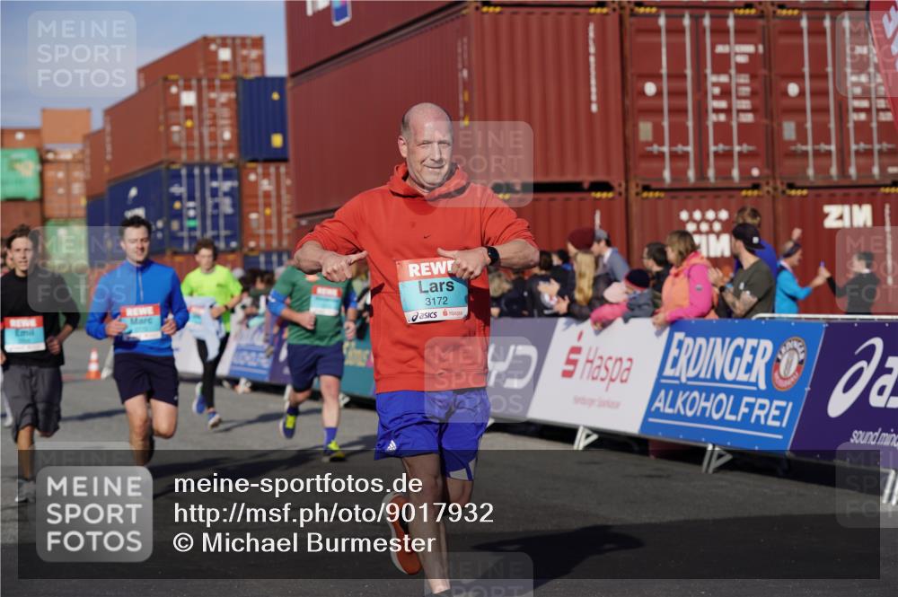 03.10.2025 - Köhlbrandbrückenlauf Michael Burmester http://msf.ph/oto/9017932 03.10.2025 10:17:32 Ziel 1213, 1647, 1792, 2172, 2765, 2768, 2770, 2825, 2826, 3081, 3172, 3216, 3647 meine-sportfotos.de