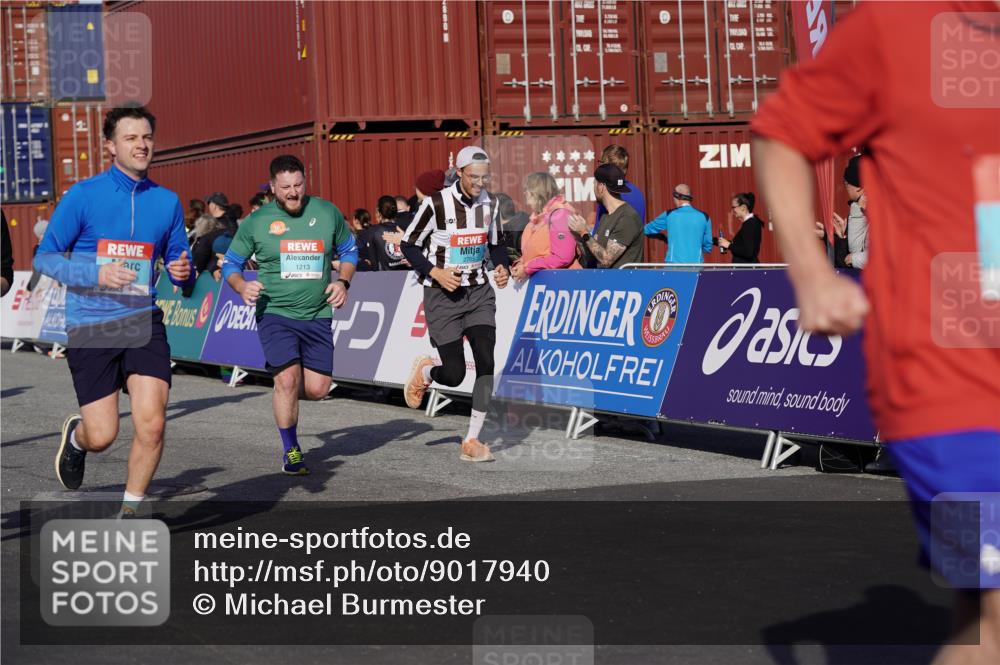 03.10.2025 - Köhlbrandbrückenlauf Michael Burmester http://msf.ph/oto/9017940 03.10.2025 10:17:33 Ziel 1213, 1647, 1684, 1792, 2172, 2765, 2768, 2770, 2825, 2826, 3081, 3172, 3216, 3647 meine-sportfotos.de