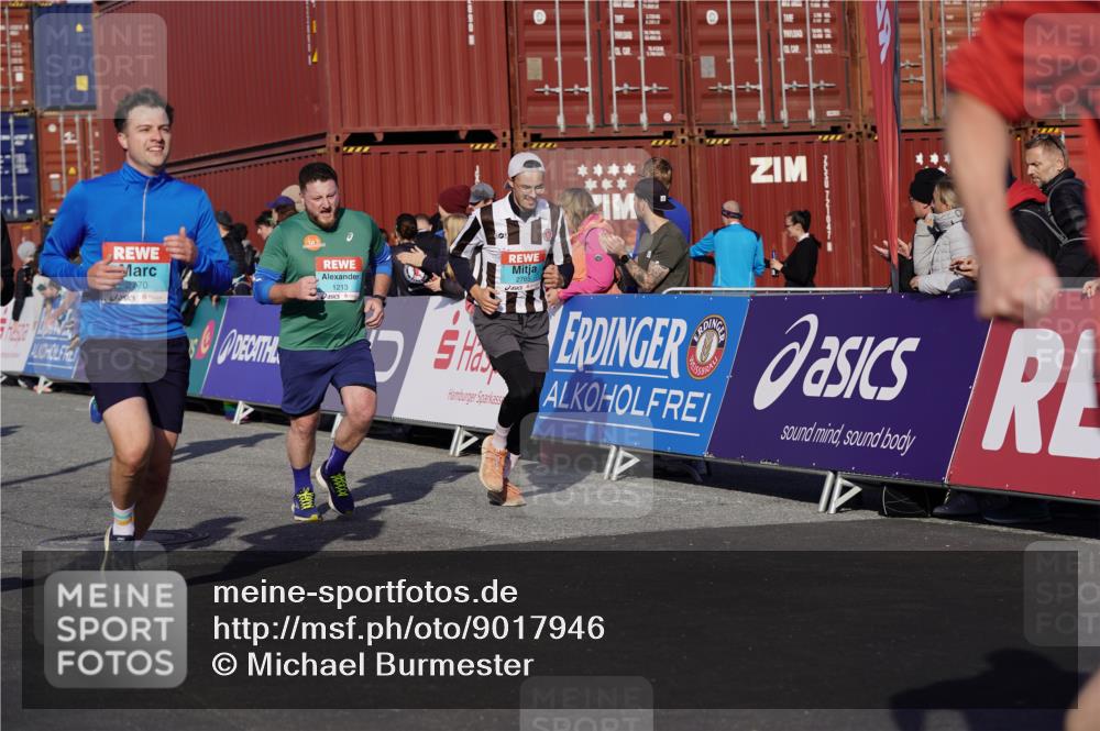 03.10.2025 - Köhlbrandbrückenlauf Michael Burmester http://msf.ph/oto/9017946 03.10.2025 10:17:33 Ziel 1213, 1647, 1684, 1792, 2172, 2765, 2768, 2770, 2825, 2826, 3081, 3172, 3216, 3647 meine-sportfotos.de