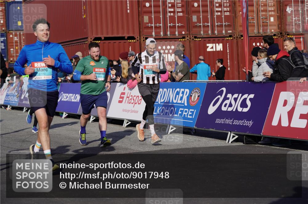 03.10.2025 - Köhlbrandbrückenlauf Michael Burmester http://msf.ph/oto/9017948 03.10.2025 10:17:33 Ziel 1213, 1647, 1684, 1792, 2172, 2765, 2768, 2770, 2825, 2826, 3081, 3172, 3216, 3647 meine-sportfotos.de