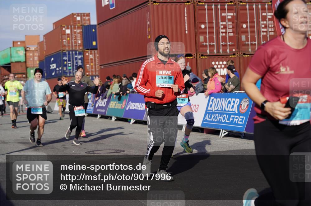 03.10.2025 - Köhlbrandbrückenlauf Michael Burmester http://msf.ph/oto/9017996 03.10.2025 10:17:37 Ziel 1213, 1647, 1684, 1695, 1731, 1736, 1792, 2088, 2678, 2765, 2768, 2770, 2825, 2826, 2836, 3081, 3172, 3216, 3268, 3647 meine-sportfotos.de