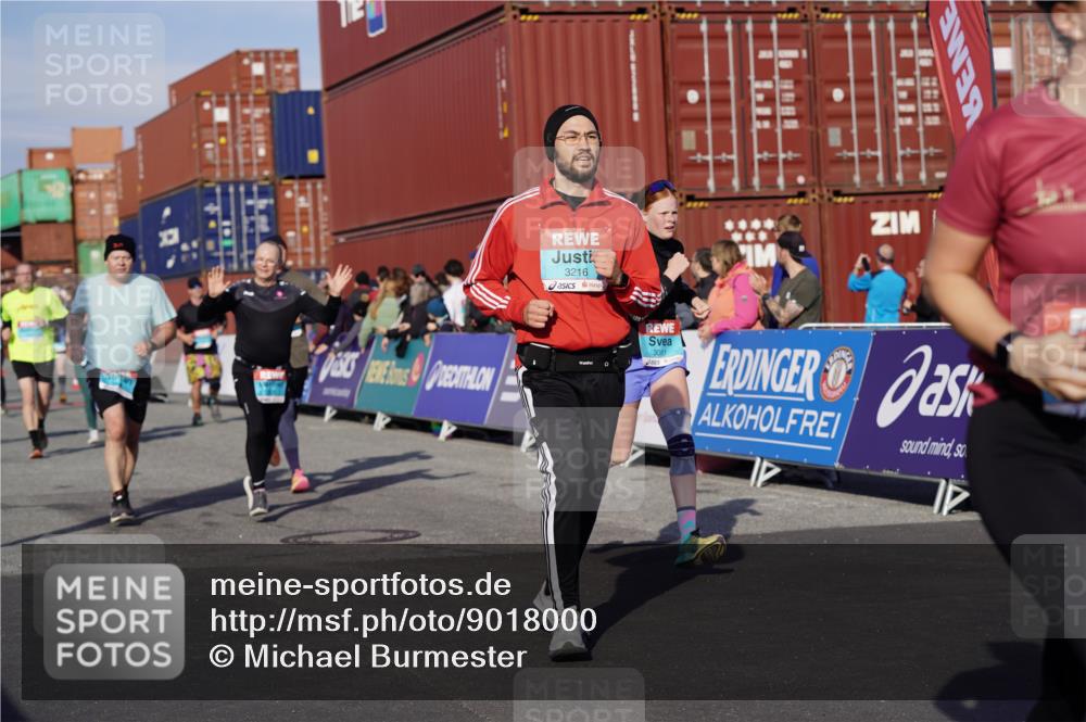 03.10.2025 - Köhlbrandbrückenlauf Michael Burmester http://msf.ph/oto/9018000 03.10.2025 10:17:37 Ziel 1213, 1647, 1684, 1695, 1731, 1736, 1792, 2088, 2678, 2765, 2768, 2770, 2825, 2826, 2836, 3081, 3172, 3216, 3268, 3647 meine-sportfotos.de