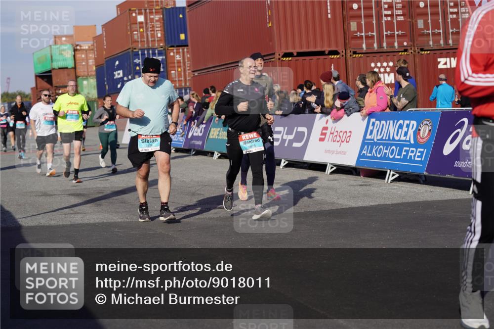 03.10.2025 - Köhlbrandbrückenlauf Michael Burmester http://msf.ph/oto/9018011 03.10.2025 10:17:38 Ziel 1213, 1634, 1647, 1684, 1695, 1731, 1736, 2088, 2678, 2765, 2768, 2770, 2825, 2826, 2836, 3081, 3216, 3268, 3647 meine-sportfotos.de