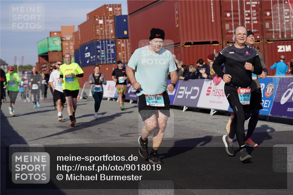03.10.2025 - Köhlbrandbrückenlauf Michael Burmester http://msf.ph/oto/9018019 03.10.2025 10:17:39 Ziel 1213, 1634, 1647, 1659, 1684, 1695, 1731, 1736, 2088, 2678, 2765, 2768, 2770, 2825, 2826, 2836, 3081, 3216, 3268, 3468, 3647 meine-sportfotos.de