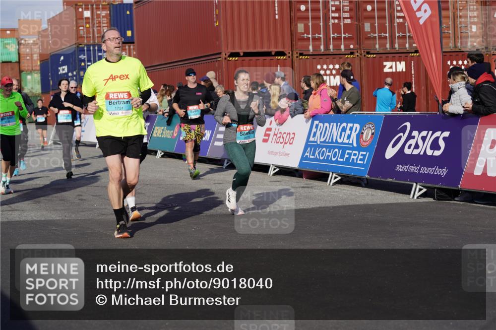 03.10.2025 - Köhlbrandbrückenlauf Michael Burmester http://msf.ph/oto/9018040 03.10.2025 10:17:42 Ziel 1634, 1649, 1659, 1671, 1684, 1695, 1731, 1736, 2088, 2270, 2376, 2678, 2825, 2826, 2836, 2905, 3081, 3150, 3156, 3268, 3468 meine-sportfotos.de