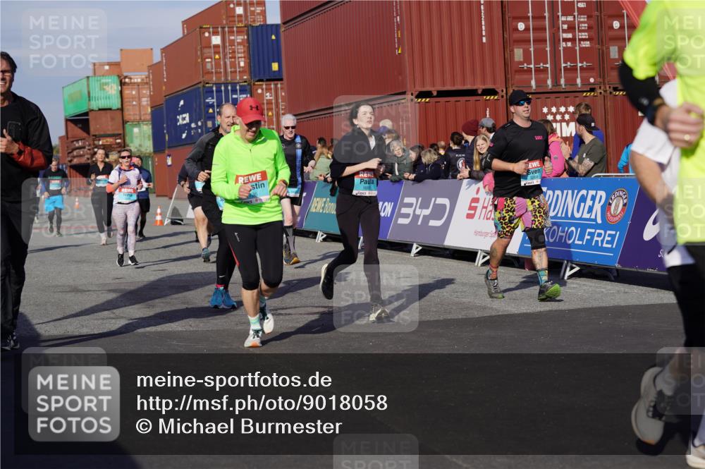 03.10.2025 - Köhlbrandbrückenlauf Michael Burmester http://msf.ph/oto/9018058 03.10.2025 10:17:43 Ziel 1634, 1649, 1659, 1671, 1684, 1695, 1731, 1736, 2088, 2270, 2376, 2678, 2825, 2826, 2836, 2905, 3081, 3150, 3156, 3268, 3468 meine-sportfotos.de