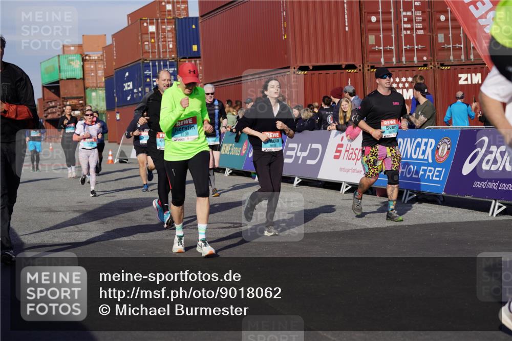 03.10.2025 - Köhlbrandbrückenlauf Michael Burmester http://msf.ph/oto/9018062 03.10.2025 10:17:43 Ziel 1634, 1649, 1659, 1671, 1684, 1695, 1731, 1736, 2088, 2270, 2376, 2678, 2825, 2826, 2836, 2905, 3081, 3150, 3156, 3268, 3468 meine-sportfotos.de
