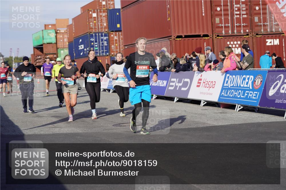 03.10.2025 - Köhlbrandbrückenlauf Michael Burmester http://msf.ph/oto/9018159 03.10.2025 10:17:51 Ziel 1164, 1513, 1649, 1659, 1671, 1815, 1831, 1941, 2270, 2361, 2372, 2376, 2499, 2670, 2905, 2984, 3017, 3150, 3156, 3468, 3762 meine-sportfotos.de