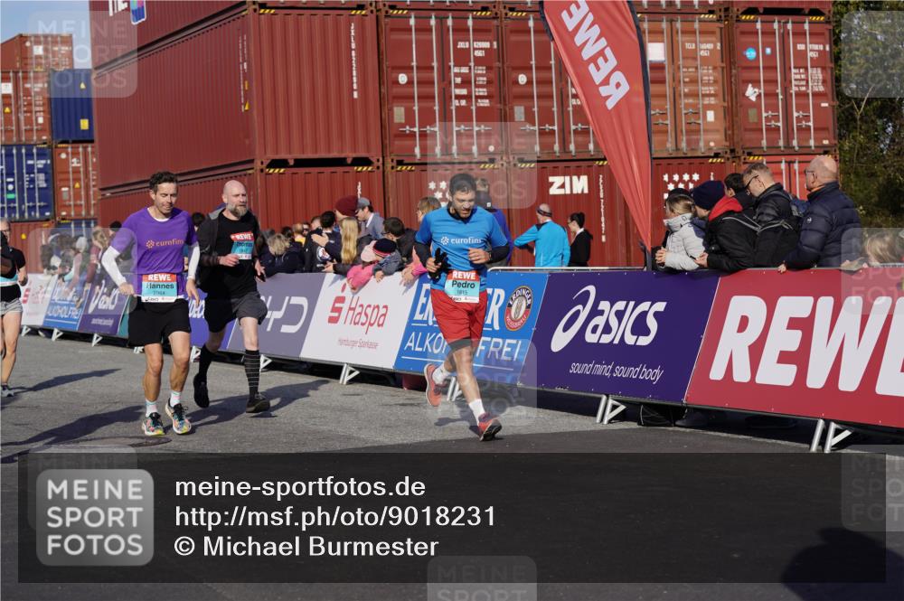 03.10.2025 - Köhlbrandbrückenlauf Michael Burmester http://msf.ph/oto/9018231 03.10.2025 10:17:56 Ziel 1164, 1471, 1513, 1815, 1831, 1941, 2361, 2372, 2499, 2670, 2984, 3017, 3762 meine-sportfotos.de