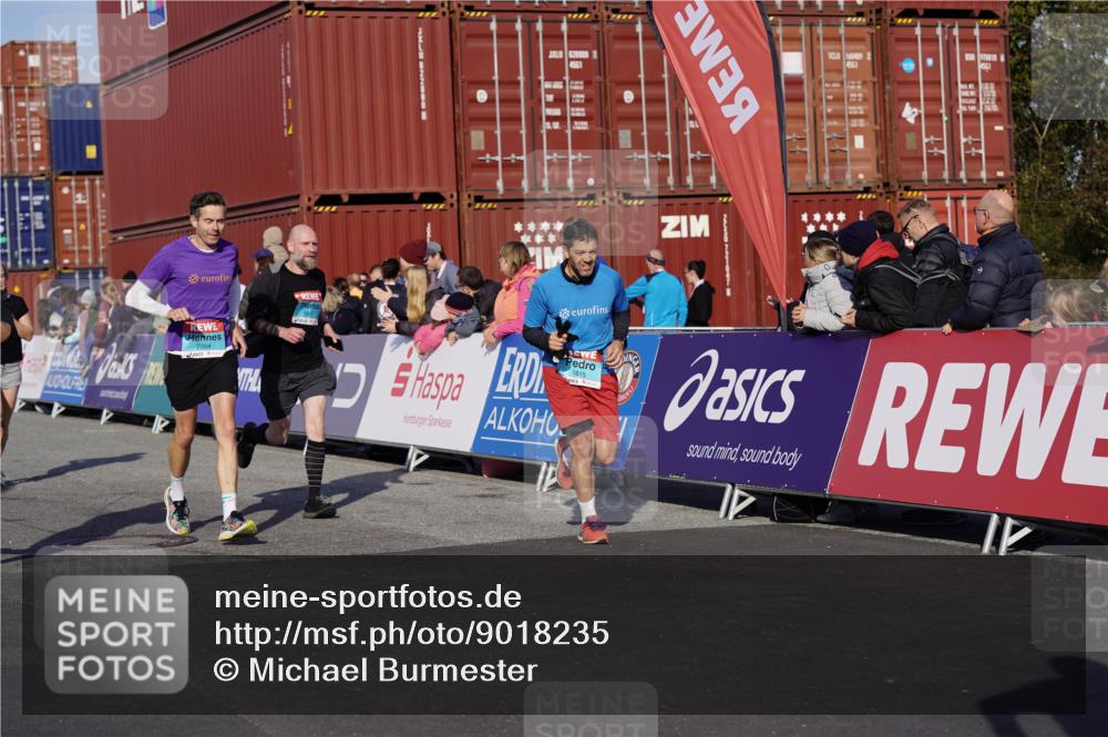 03.10.2025 - Köhlbrandbrückenlauf Michael Burmester http://msf.ph/oto/9018235 03.10.2025 10:17:56 Ziel 1164, 1471, 1513, 1815, 1831, 1941, 2361, 2372, 2499, 2670, 2984, 3017, 3762 meine-sportfotos.de