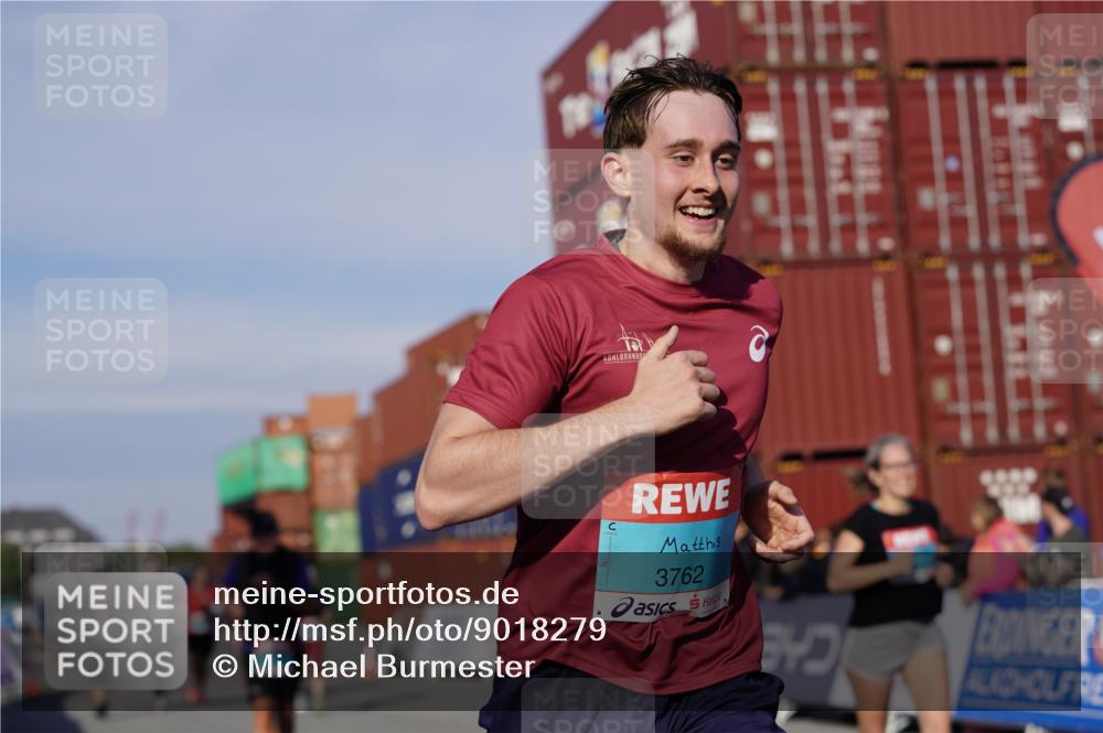 03.10.2025 - Köhlbrandbrückenlauf Michael Burmester http://msf.ph/oto/9018279 03.10.2025 10:17:59 Ziel 1164, 1471, 1513, 1812, 1815, 1941, 2361, 2372, 2670, 2984, 3017, 3175, 3486, 3487, 3762, 3826 meine-sportfotos.de