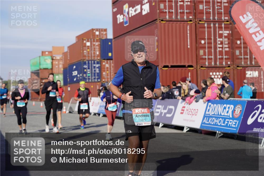 03.10.2025 - Köhlbrandbrückenlauf Michael Burmester http://msf.ph/oto/9018295 03.10.2025 10:18:02 Ziel 1121, 1471, 1513, 1812, 1815, 1941, 2361, 2544, 2984, 3175, 3486, 3487, 3762, 3826 meine-sportfotos.de