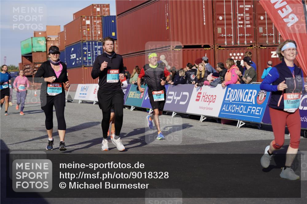 03.10.2025 - Köhlbrandbrückenlauf Michael Burmester http://msf.ph/oto/9018328 03.10.2025 10:18:04 Ziel 1121, 1471, 1812, 1834, 2544, 3175, 3310, 3486, 3487, 3826 meine-sportfotos.de