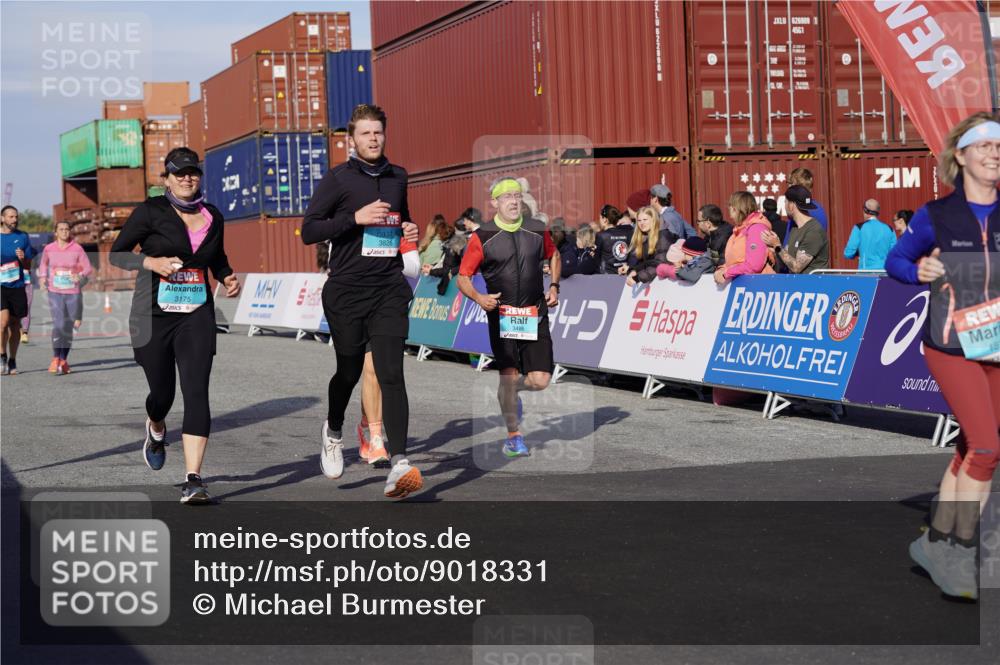 03.10.2025 - Köhlbrandbrückenlauf Michael Burmester http://msf.ph/oto/9018331 03.10.2025 10:18:04 Ziel 1121, 1471, 1812, 1834, 2544, 3175, 3310, 3486, 3487, 3826 meine-sportfotos.de