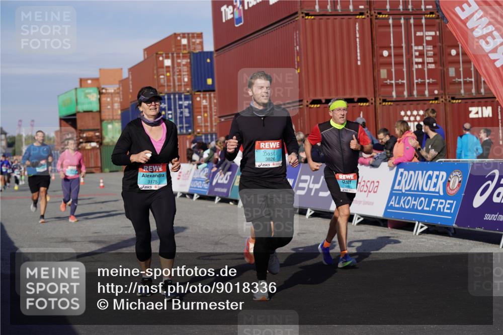 03.10.2025 - Köhlbrandbrückenlauf Michael Burmester http://msf.ph/oto/9018336 03.10.2025 10:18:05 Ziel 1121, 1812, 1834, 2544, 3175, 3310, 3486, 3487, 3826 meine-sportfotos.de