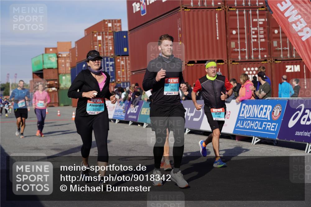 03.10.2025 - Köhlbrandbrückenlauf Michael Burmester http://msf.ph/oto/9018342 03.10.2025 10:18:05 Ziel 1121, 1812, 1834, 2544, 3175, 3310, 3486, 3487, 3826 meine-sportfotos.de