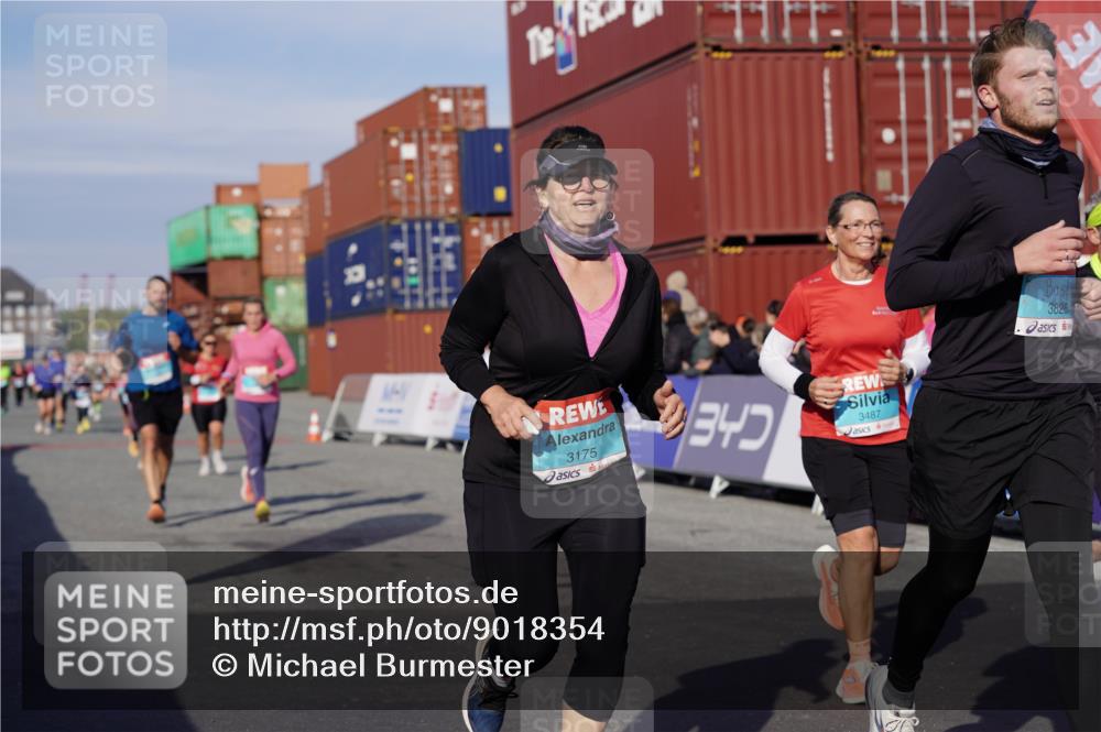 03.10.2025 - Köhlbrandbrückenlauf Michael Burmester http://msf.ph/oto/9018354 03.10.2025 10:18:06 Ziel 1121, 1812, 1834, 2544, 3175, 3310, 3486, 3487, 3826 meine-sportfotos.de