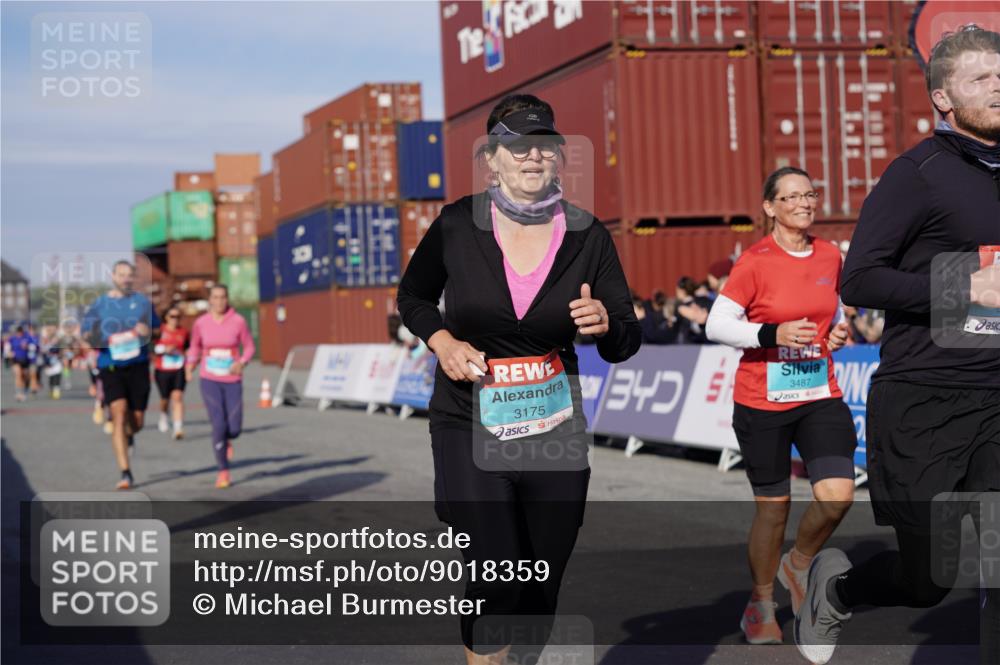 03.10.2025 - Köhlbrandbrückenlauf Michael Burmester http://msf.ph/oto/9018359 03.10.2025 10:18:06 Ziel 1121, 1812, 1834, 2544, 3175, 3310, 3486, 3487, 3826 meine-sportfotos.de