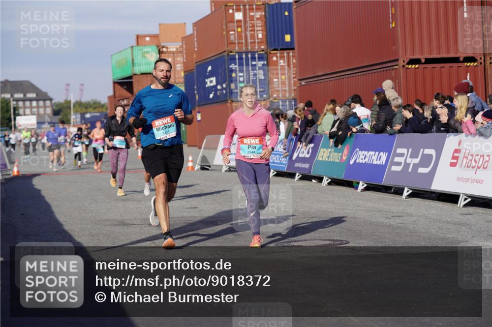 03.10.2025 - Köhlbrandbrückenlauf Michael Burmester http://msf.ph/oto/9018372 03.10.2025 10:18:07 Ziel 1121, 1812, 1834, 2544, 3175, 3310, 3486, 3487, 3826 meine-sportfotos.de