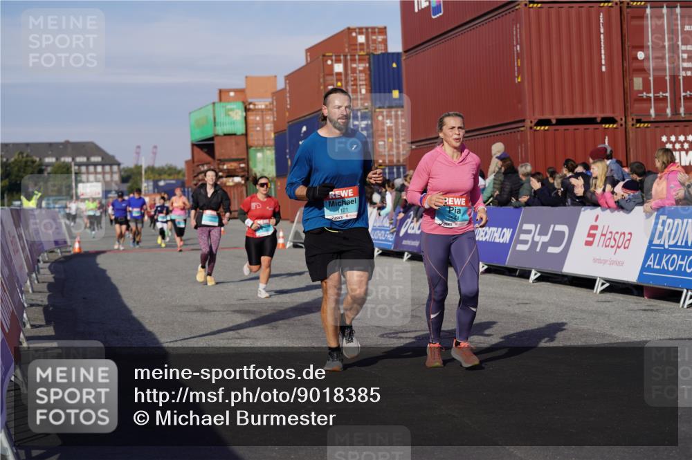 03.10.2025 - Köhlbrandbrückenlauf Michael Burmester http://msf.ph/oto/9018385 03.10.2025 10:18:08 Ziel 1121, 1812, 1834, 2544, 3175, 3310, 3486, 3487, 3826 meine-sportfotos.de