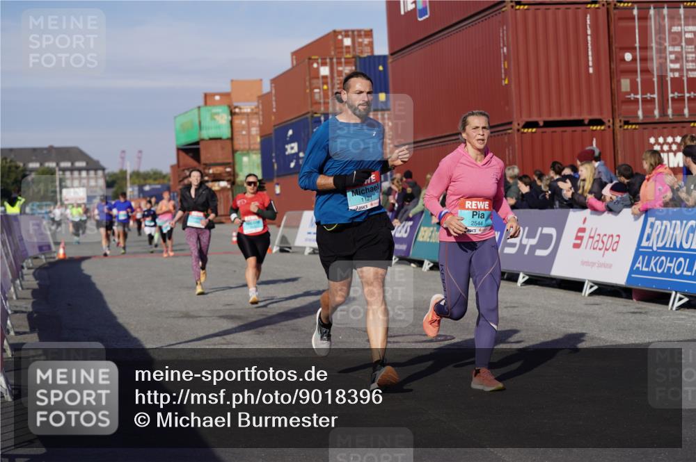 03.10.2025 - Köhlbrandbrückenlauf Michael Burmester http://msf.ph/oto/9018396 03.10.2025 10:18:08 Ziel 1121, 1812, 1834, 2544, 3175, 3310, 3486, 3487, 3826 meine-sportfotos.de