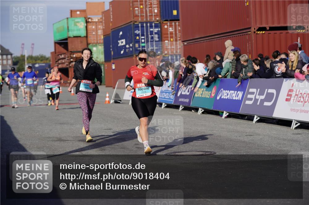 03.10.2025 - Köhlbrandbrückenlauf Michael Burmester http://msf.ph/oto/9018404 03.10.2025 10:18:10 Ziel 1121, 1834, 2544, 3273, 3308, 3310, 3486, 3487, 3826 meine-sportfotos.de
