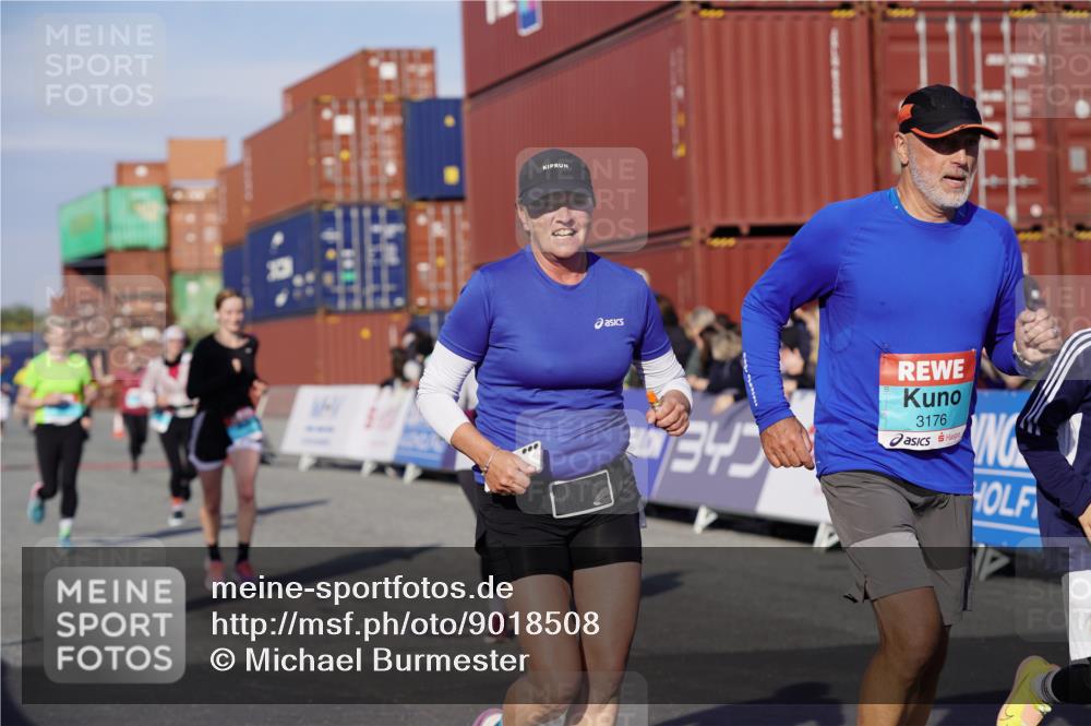 03.10.2025 - Köhlbrandbrückenlauf Michael Burmester http://msf.ph/oto/9018508 03.10.2025 10:18:20 Ziel 1485, 1719, 1778, 1920, 1932, 2413, 2502, 3176, 3178, 3273, 3308 meine-sportfotos.de