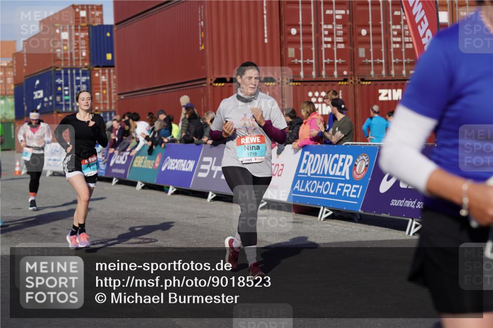 03.10.2025 - Köhlbrandbrückenlauf Michael Burmester http://msf.ph/oto/9018523 03.10.2025 10:18:21 Ziel 1485, 1719, 1778, 1920, 1932, 2413, 2502, 3176, 3178, 3273, 3308 meine-sportfotos.de