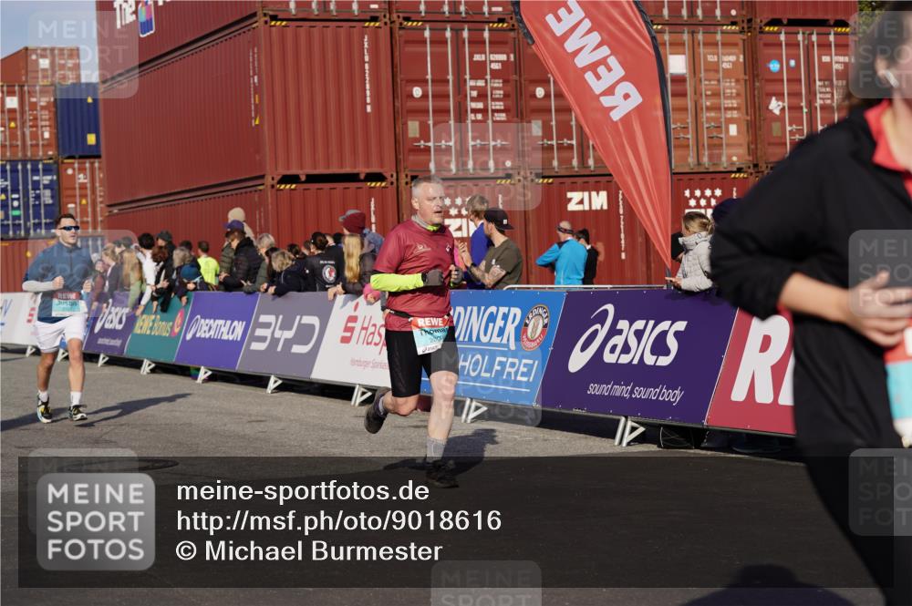 03.10.2025 - Köhlbrandbrückenlauf Michael Burmester http://msf.ph/oto/9018616 03.10.2025 10:18:30 Ziel 1614, 1619, 1778, 1920, 2800, 3180, 3595, 3698, 3833 meine-sportfotos.de