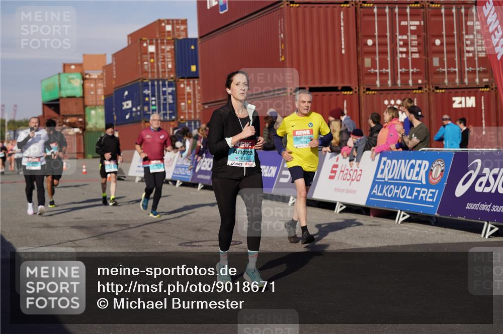 03.10.2025 - Köhlbrandbrückenlauf Michael Burmester http://msf.ph/oto/9018671 03.10.2025 10:18:34 Ziel 1614, 1619, 2168, 2785, 2800, 3180, 3419, 3595, 3698, 3833 meine-sportfotos.de