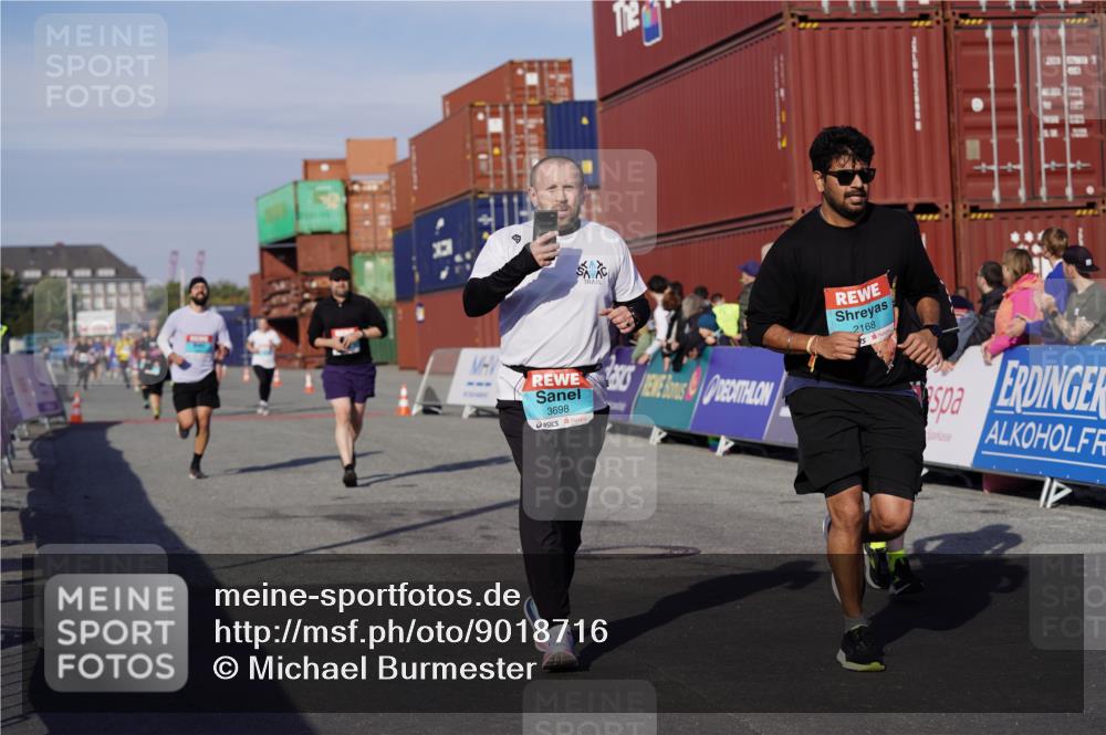 03.10.2025 - Köhlbrandbrückenlauf Michael Burmester http://msf.ph/oto/9018716 03.10.2025 10:18:38 Ziel 1614, 1619, 2168, 2785, 3419, 3541, 3595, 3698 meine-sportfotos.de