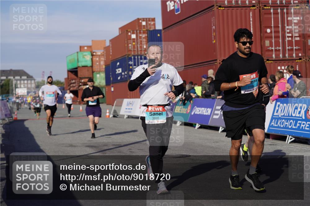 03.10.2025 - Köhlbrandbrückenlauf Michael Burmester http://msf.ph/oto/9018720 03.10.2025 10:18:38 Ziel 1614, 1619, 2168, 2785, 3419, 3541, 3595, 3698 meine-sportfotos.de
