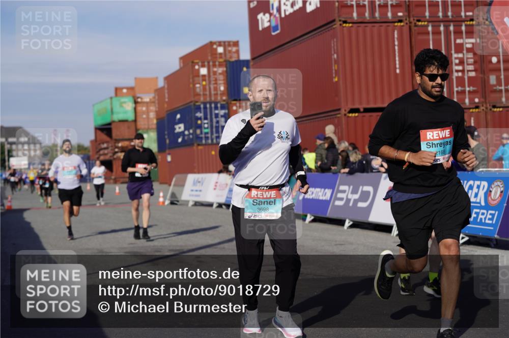 03.10.2025 - Köhlbrandbrückenlauf Michael Burmester http://msf.ph/oto/9018729 03.10.2025 10:18:39 Ziel 1614, 1619, 2168, 2785, 3419, 3541, 3595, 3698 meine-sportfotos.de