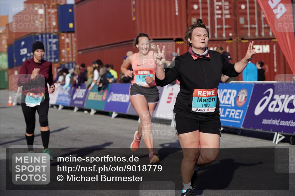 03.10.2025 - Köhlbrandbrückenlauf Michael Burmester http://msf.ph/oto/9018779 03.10.2025 10:18:49 Ziel 1212, 1295, 1580, 1868, 1885, 2124, 2508, 2867, 3587 meine-sportfotos.de