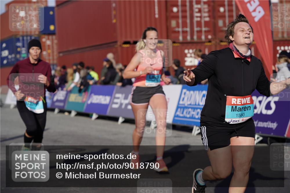 03.10.2025 - Köhlbrandbrückenlauf Michael Burmester http://msf.ph/oto/9018790 03.10.2025 10:18:49 Ziel 1212, 1295, 1580, 1868, 1885, 2124, 2508, 2867, 3587 meine-sportfotos.de