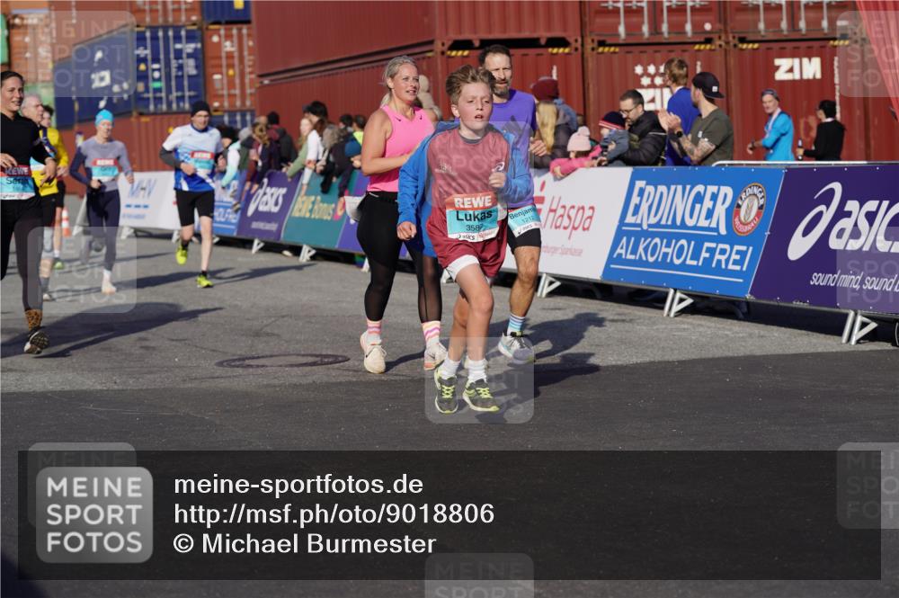 03.10.2025 - Köhlbrandbrückenlauf Michael Burmester http://msf.ph/oto/9018806 03.10.2025 10:18:55 Ziel 1166, 1212, 1295, 1862, 1868, 2009, 2010, 2675, 3050, 3051, 3587 meine-sportfotos.de