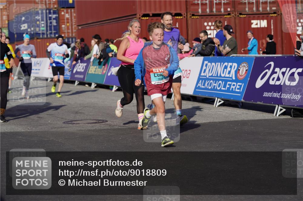 03.10.2025 - Köhlbrandbrückenlauf Michael Burmester http://msf.ph/oto/9018809 03.10.2025 10:18:55 Ziel 1166, 1212, 1295, 1862, 1868, 2009, 2010, 2675, 3050, 3051, 3587 meine-sportfotos.de