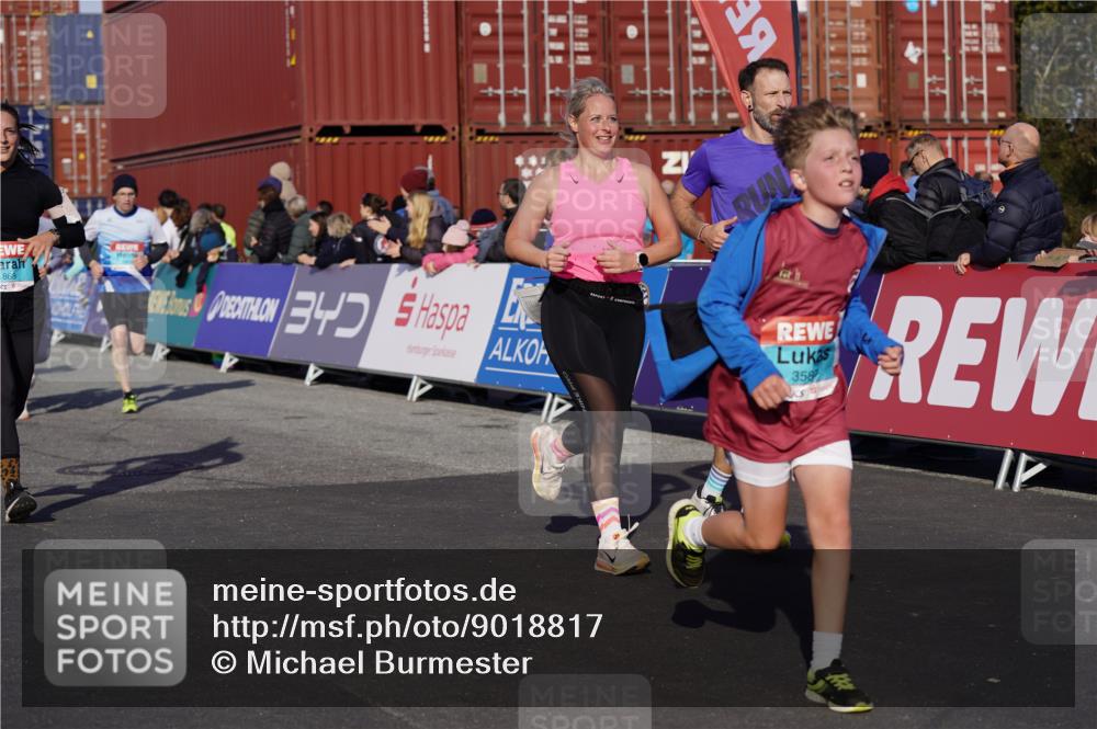 03.10.2025 - Köhlbrandbrückenlauf Michael Burmester http://msf.ph/oto/9018817 03.10.2025 10:18:56 Ziel 1166, 1212, 1295, 1862, 1868, 2009, 2010, 2675, 3050, 3051, 3587 meine-sportfotos.de