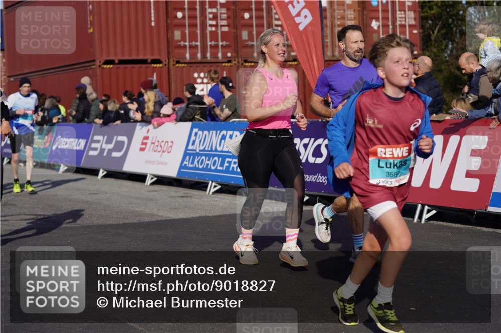 03.10.2025 - Köhlbrandbrückenlauf Michael Burmester http://msf.ph/oto/9018827 03.10.2025 10:18:56 Ziel 1166, 1212, 1295, 1862, 1868, 2009, 2010, 2675, 3050, 3051, 3587 meine-sportfotos.de