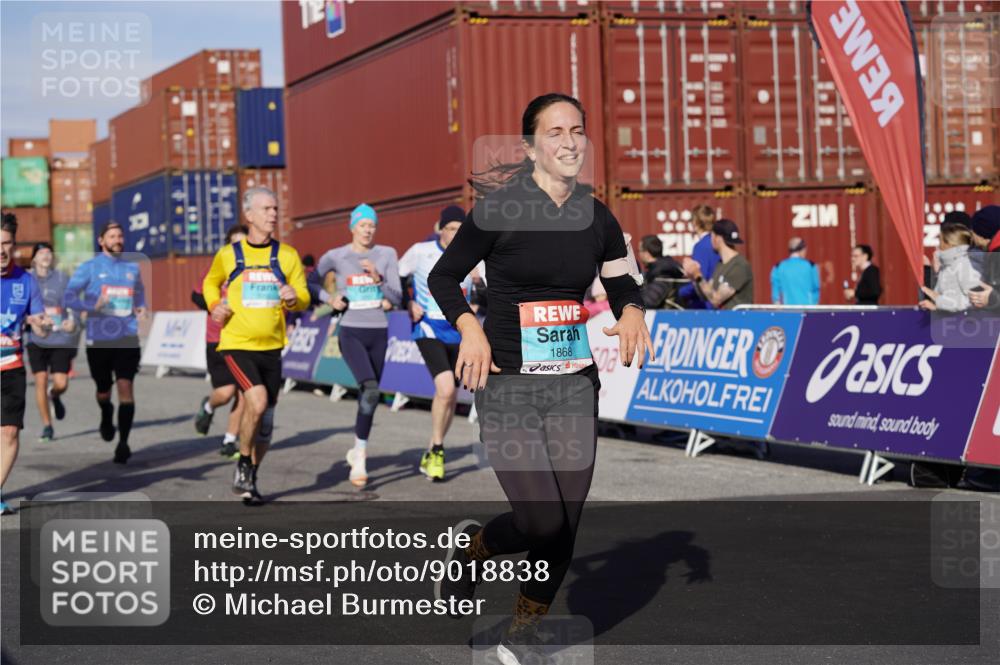 03.10.2025 - Köhlbrandbrückenlauf Michael Burmester http://msf.ph/oto/9018838 03.10.2025 10:18:58 Ziel 1166, 1212, 1295, 1862, 1868, 2009, 2010, 2675, 3050, 3051, 3108, 3505, 3506, 3587 meine-sportfotos.de