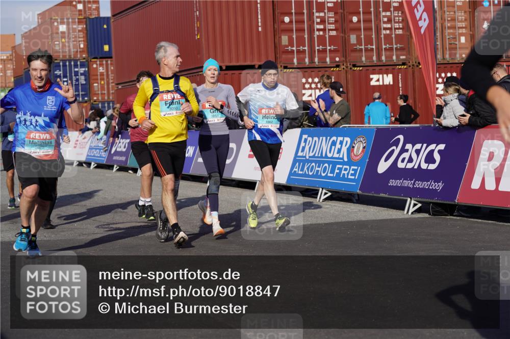 03.10.2025 - Köhlbrandbrückenlauf Michael Burmester http://msf.ph/oto/9018847 03.10.2025 10:18:58 Ziel 1166, 1212, 1295, 1862, 1868, 2009, 2010, 2675, 3050, 3051, 3108, 3505, 3506, 3587 meine-sportfotos.de
