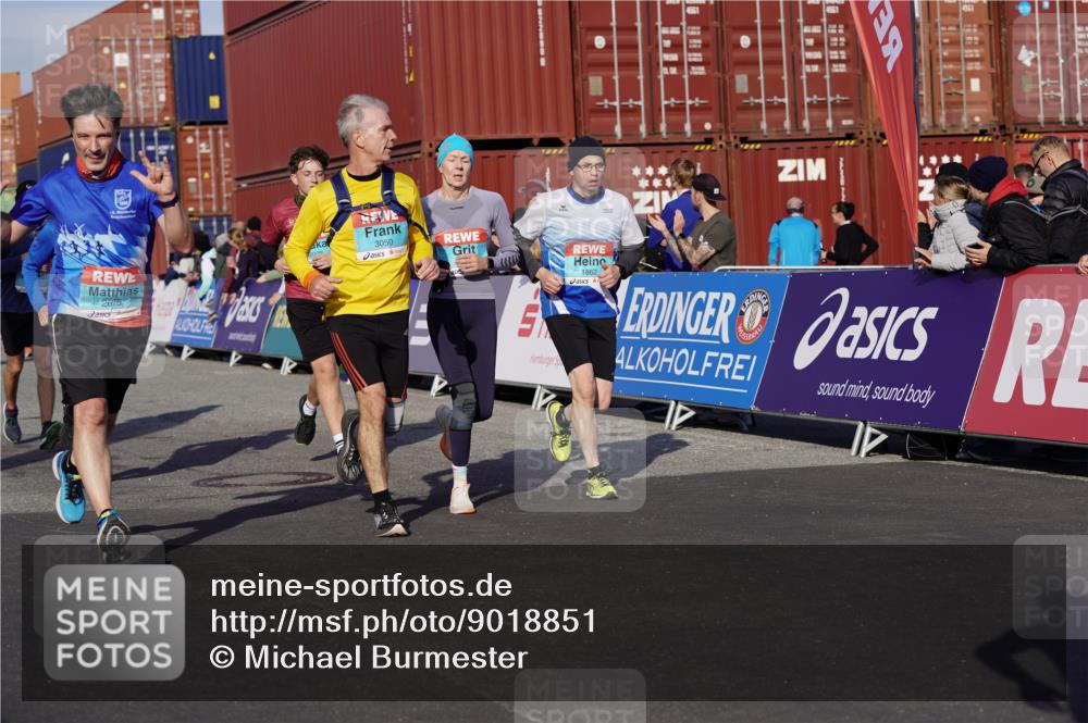 03.10.2025 - Köhlbrandbrückenlauf Michael Burmester http://msf.ph/oto/9018851 03.10.2025 10:18:58 Ziel 1166, 1212, 1295, 1862, 1868, 2009, 2010, 2675, 3050, 3051, 3108, 3505, 3506, 3587 meine-sportfotos.de