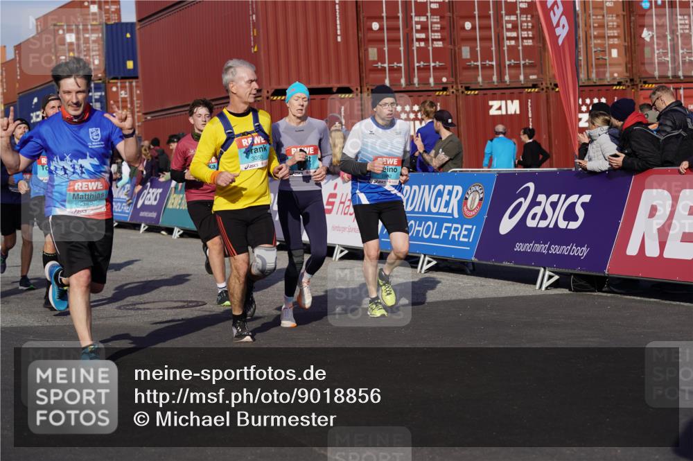 03.10.2025 - Köhlbrandbrückenlauf Michael Burmester http://msf.ph/oto/9018856 03.10.2025 10:18:59 Ziel 1166, 1212, 1295, 1862, 1868, 2009, 2010, 2675, 3050, 3051, 3108, 3505, 3506, 3587 meine-sportfotos.de