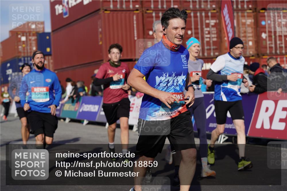 03.10.2025 - Köhlbrandbrückenlauf Michael Burmester http://msf.ph/oto/9018859 03.10.2025 10:18:59 Ziel 1166, 1212, 1295, 1862, 1868, 2009, 2010, 2675, 3050, 3051, 3108, 3505, 3506, 3587 meine-sportfotos.de